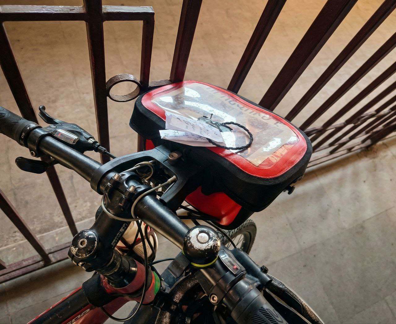 زوج بلژیکی پیش از رفتن یک یادگاری و یک نوشته برای من به دراگون سپرده بودن