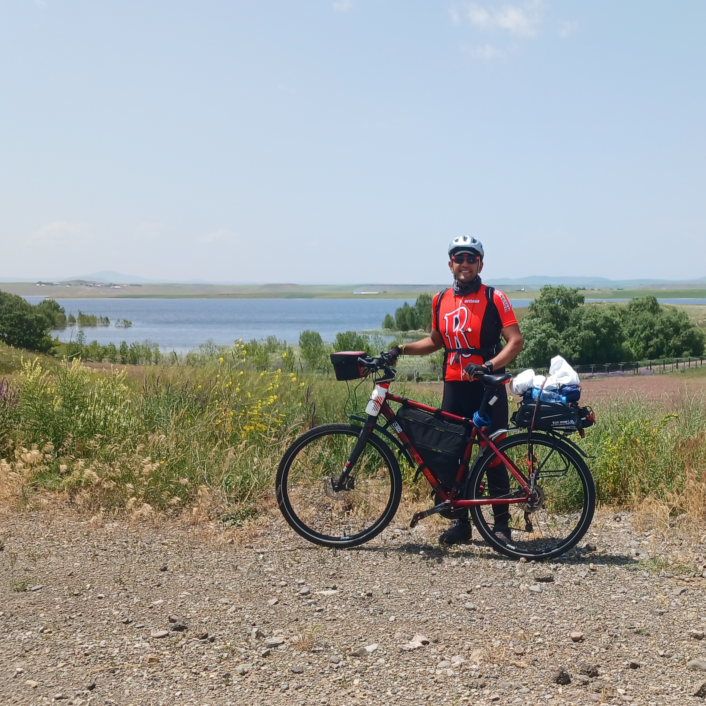 عکس من و دریاچه با دوربین گوشی خودم