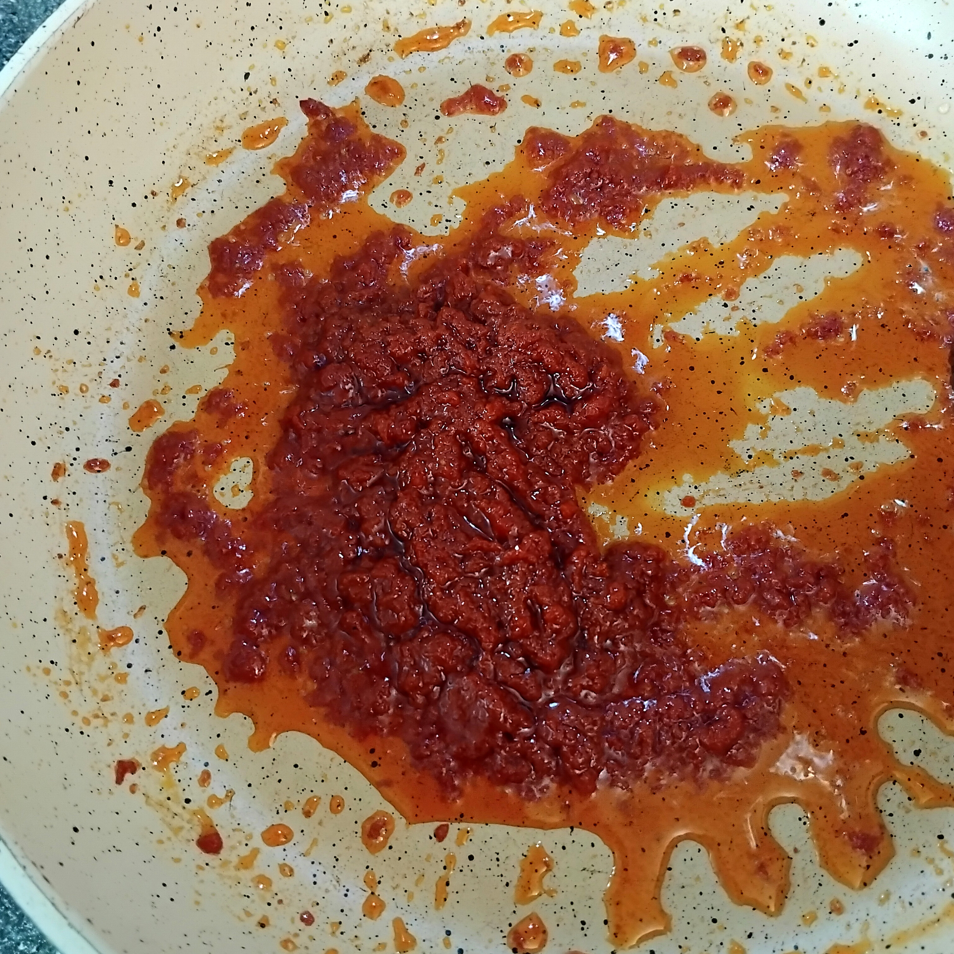 یک کاسه از دل و روده‌های زمین ریخته واکینگ‌دد ، اینجا ، توی ماهیتابه عمه .