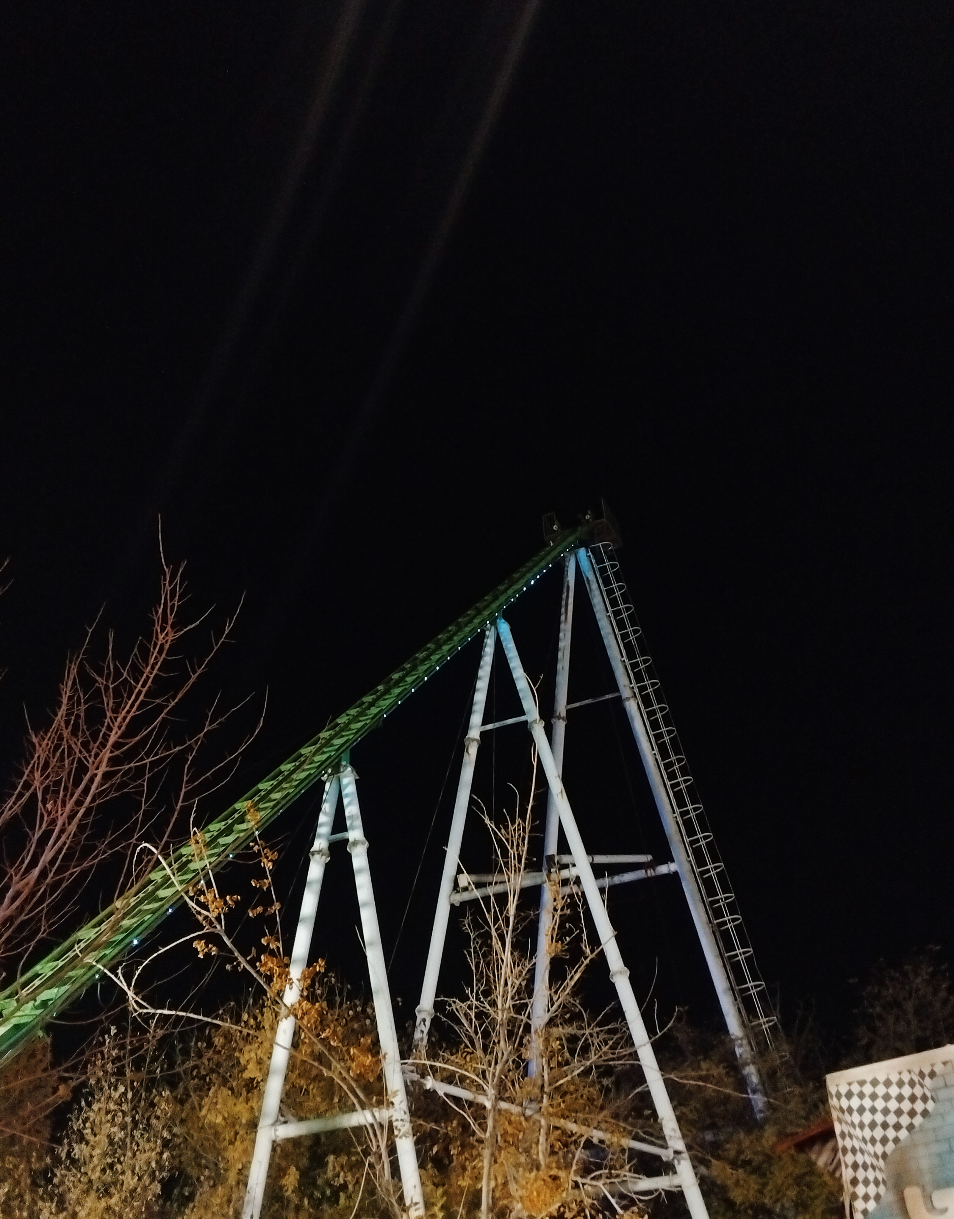 تا قله‌ی آرزوهایم فاصله‌ای نبود . شبی که در اتاق فرارهایش به دنبال تو می‌گشتم .