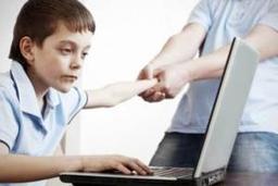 علائم نشان‌ دهنده‌ آزار و اذیت اینترنتی نوجوانان