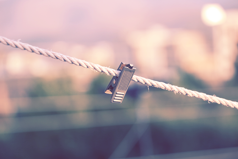 تصویر سربازی که به کتاب چسبیده!