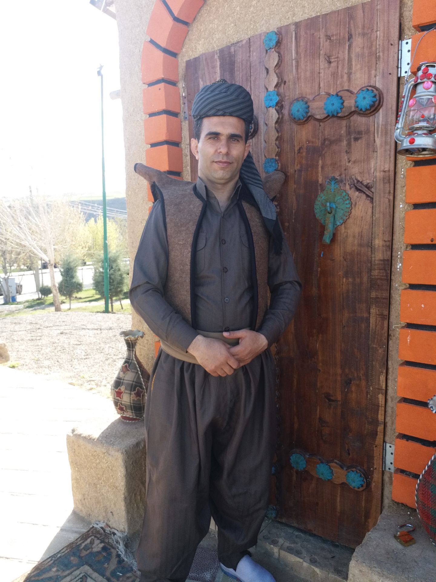 هادی شاه‌ویسی ۷۲تن دیواندره ای که اصالتاً اهل استان کردستان کمک رسانی به موسسه خیریه و بهزیستی و کمیته ومرکز بهداشت درمان و..... از این جانب تشکر و قدردانی پیش‌از حد فرموده‌ . همیشه نام ایشان در قلب کردستان هستش