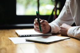 نوشتن به بیست و یک دلیل از نان شب واجب تر است.