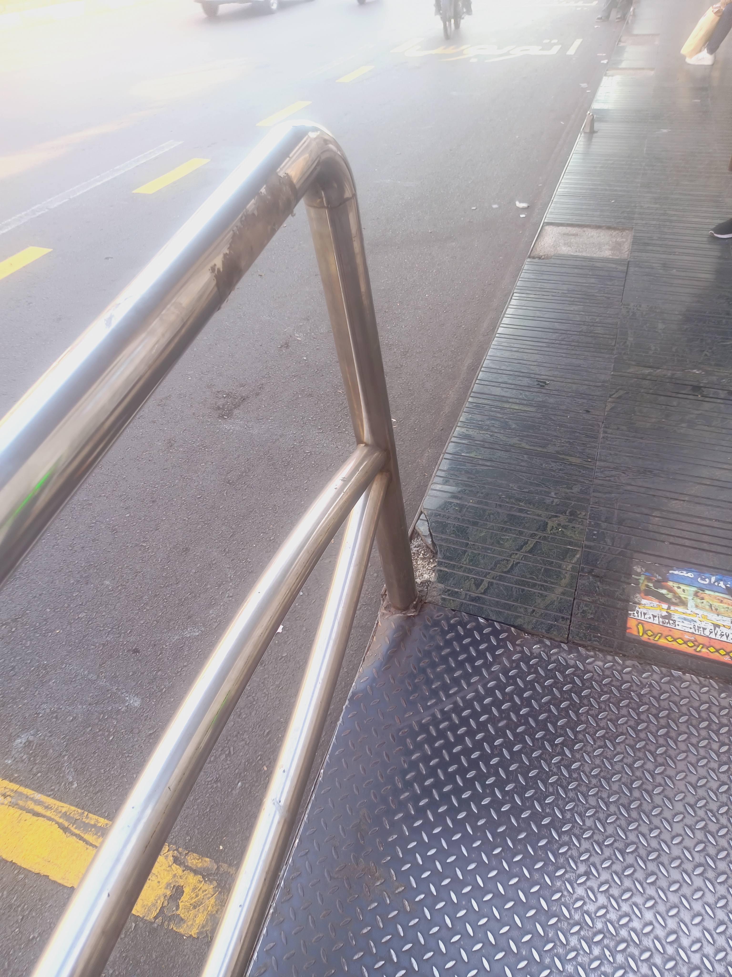 نرده های ایستگاه کنده شده، زاویه عکس بخاطر نیوفتادن چهره هاست