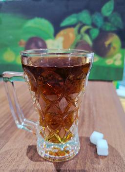 یک لیوان چای و دو حبه قند