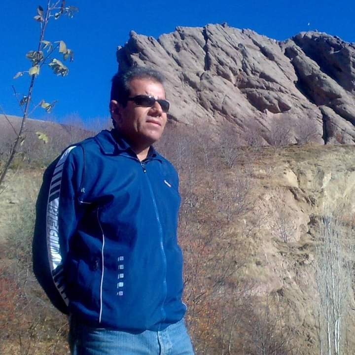 ایرج کشفی در قلعه الموت.قزوین سال 1392 این تصویر را گرفته.  وی علاقه فراوانی به کوه نوردی داشته بدین سبب توانسته قلل های بلند ایران را صعود کند.  منجمله صعود قله دماوند در مرداد سال 1389 بوده.  همچنین علاقه وی در کسوت نویسندگی سبب خلق چند آثار گردیده است.  نا گفته نمانده در سرود غزل و رباعی و ترانه... هم دفتر شعر هم دارد.