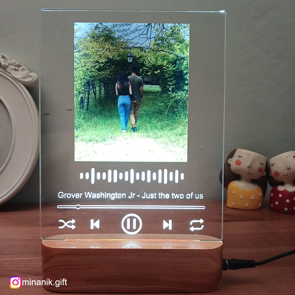 چراغ خوابی که که روی آن عکس مشتری چاپ و طرح مشتری حک شده است