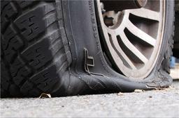 ترکیدن لاستیک در وسط اتوبان