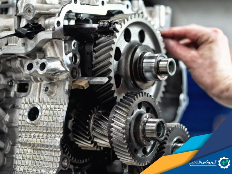 تعمیرکار درحال تعمیر گیربکس اتوماتیک DCT