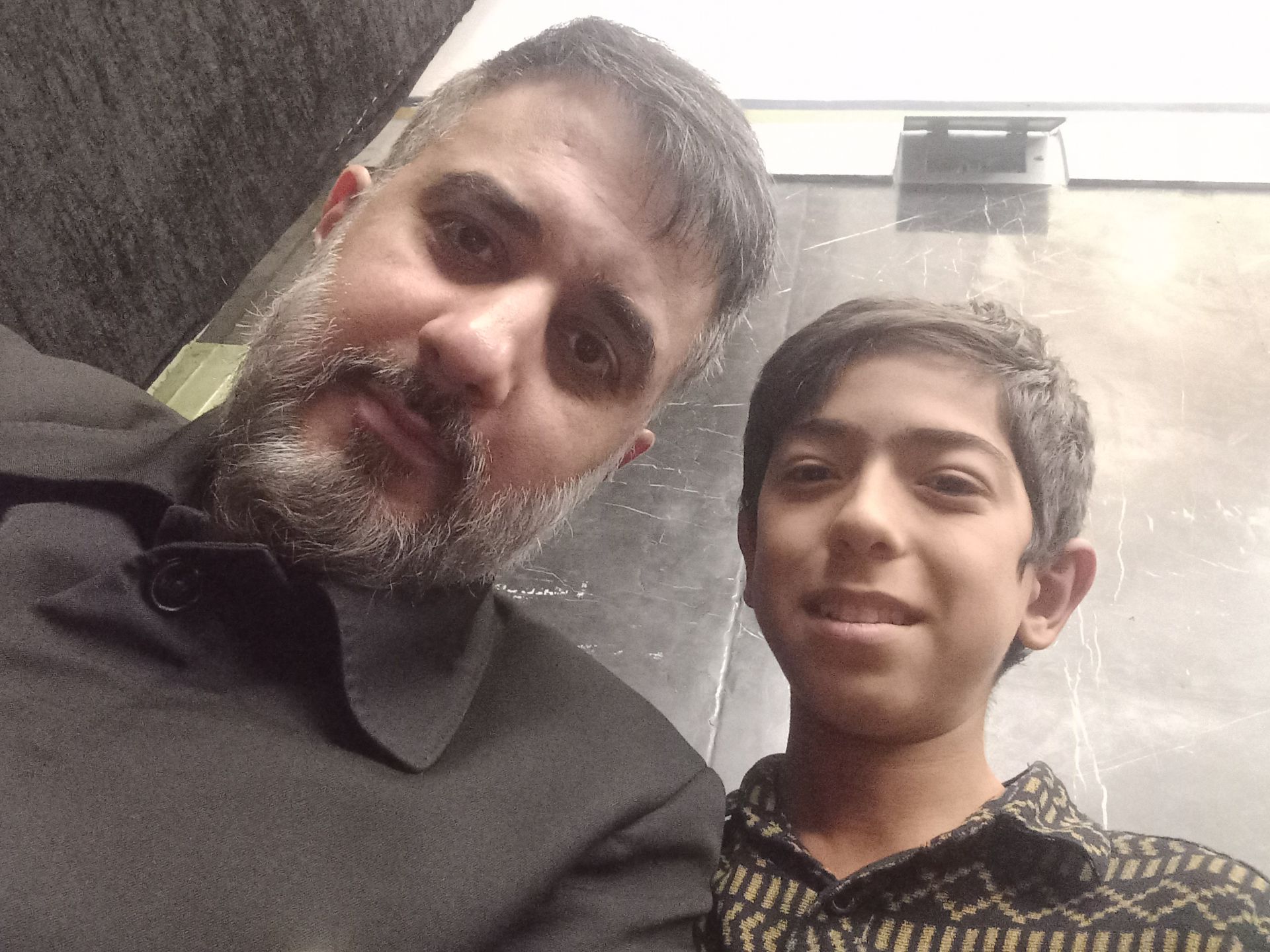 با سلام و احترام به شما این عکسی هست که در حرم مطهر کربلایی حاج محمدخازنی فر در کنار کربلایی محمدحسین پویانفر هست اگر لطف کنید لایک و نظرتون رو تو قسمت دیدگاه ها بهم بگید که به آقا محمد عزیز بگم