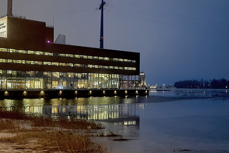 واسان ساهکو: اداره برق واسا در کنار دریا