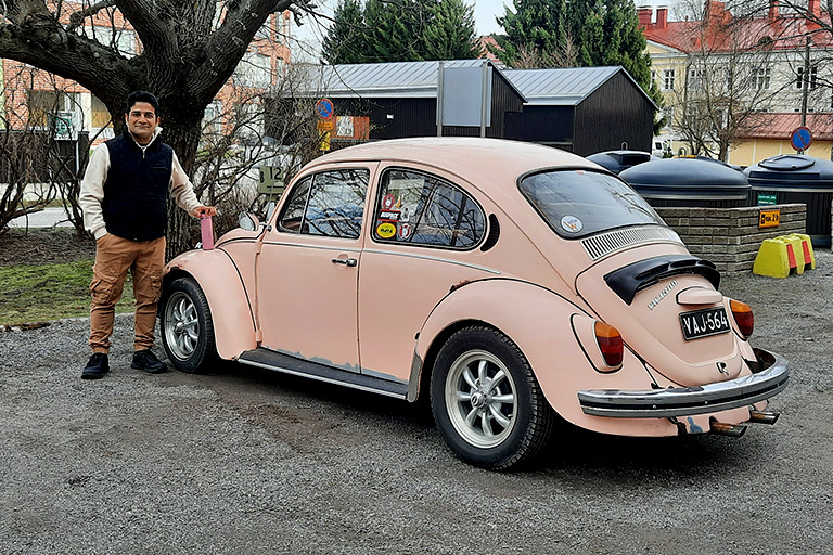 اینجا خیلی ماشین های قدیمی را دوست دارند و خیلی هم گرون هستند