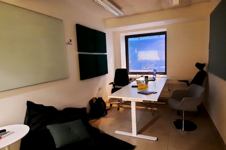 اتاق مطالعه و کار من به همراه تابلو و جایی برای خوابیدن