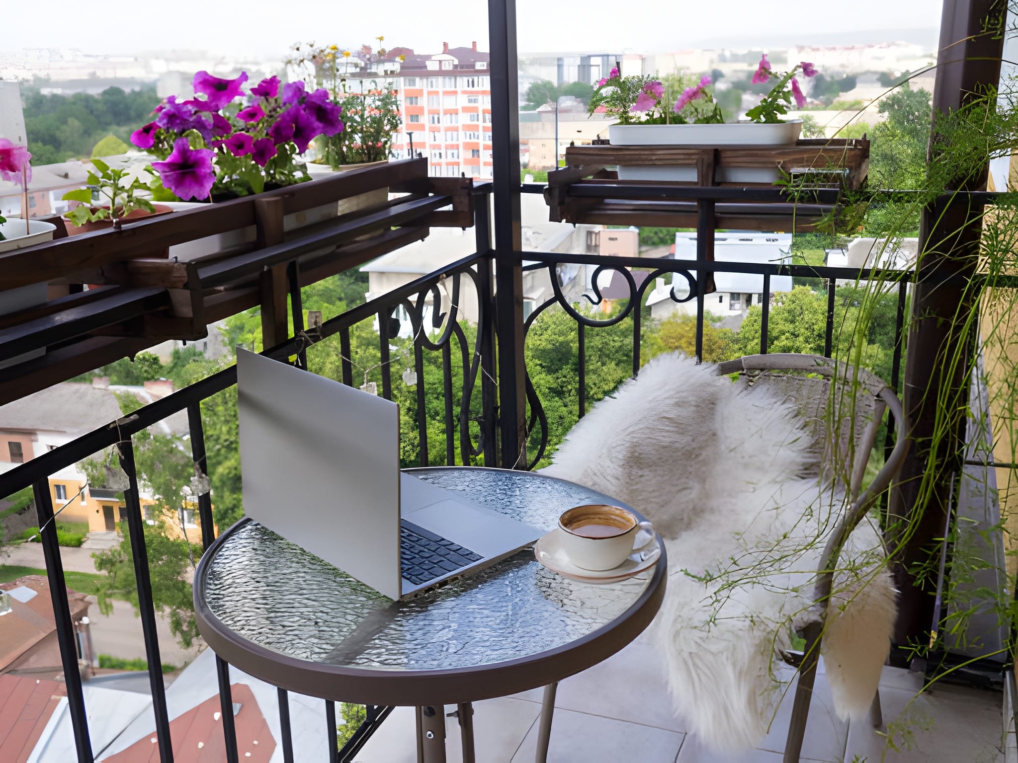 تبدیل فضای بالکن به یک کافه کوچک