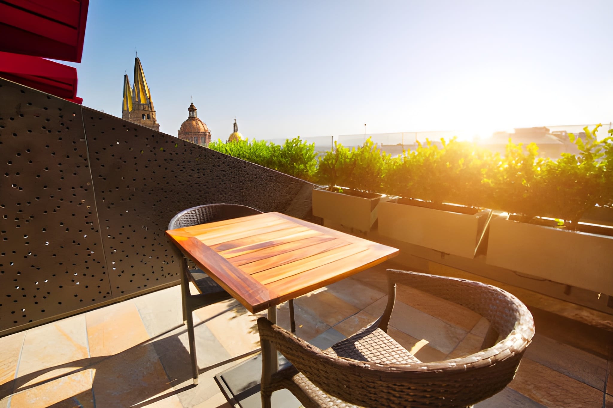 تبدیل فضای بالکن به یک کافه کوچک