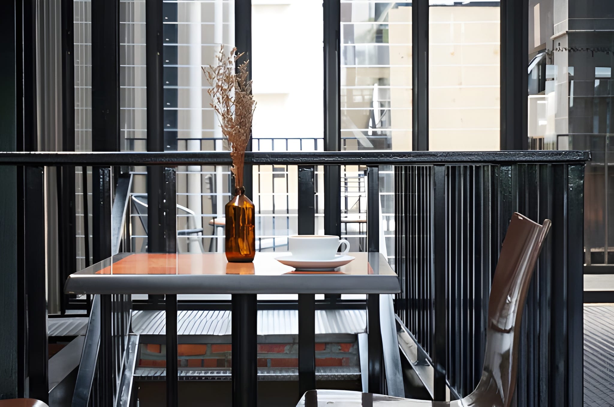 تبدیل فضای بالکن به یک کافه کوچک