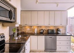 ۴ تا از بهترین رنگ های کابینت برای آشپزخونه کوچک