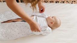 مزایا و معایب قنداق کردن کودکان در شب