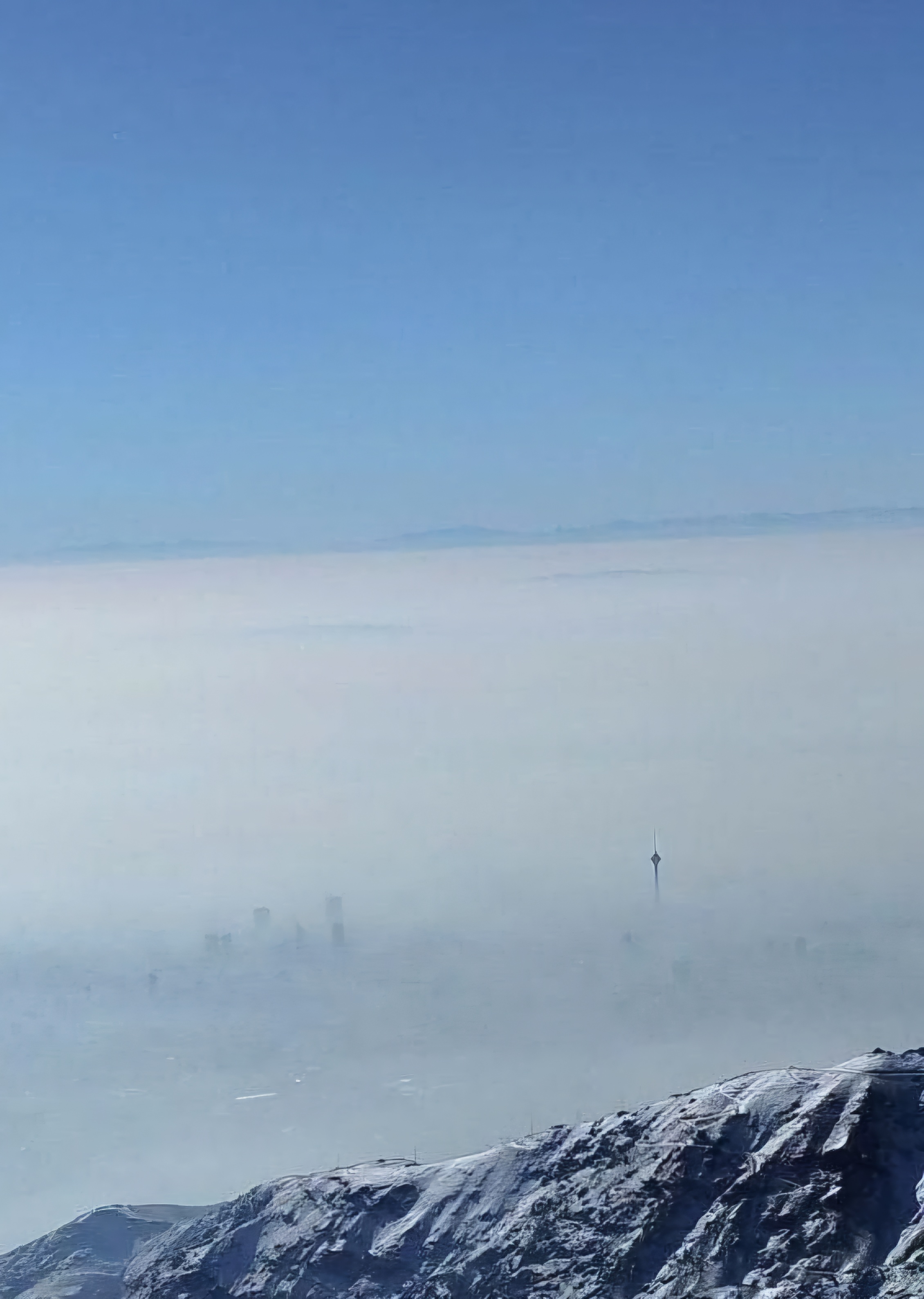 نمیدانم عکس از کیست اما روزهایی منتشر شد که بابت دود از تهران بدمان میآمد.