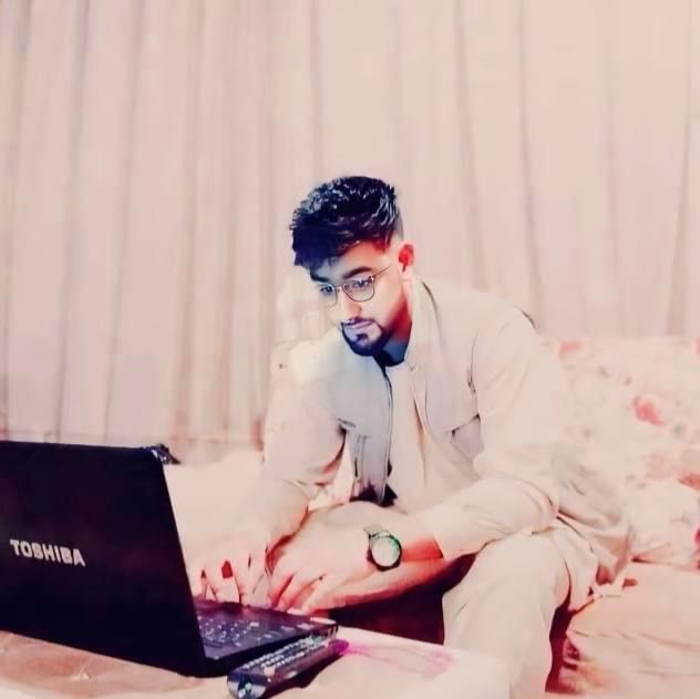 عکس پروفایل من بیشتر از یک تصویر ساده است. هر عکس پروفایل داستانی پشت خودش دارد که نشان‌دهنده احساسات و شخصیت من است. وقتی عکس پروفایلم را تغییر می‌دهم، یعنی می‌خواهم بخشی از خودم را به دنیا نشان بدهم. عکس پروفایل مثل یک دروازه است که دیگران از طریق آن با من آشنا می‌شوند. برای من، عکس پروفایل فقط یک عکس نیست، بلکه نمایانگر روح و حال و هوای من است. هر بار که عکس پروفایلم را عوض می‌کنم، یک شروع تازه برای ارتباط با دیگران است. عکس پروفایل من نشان می‌دهد که من کی هستم و چه حس و حالی دارم. عکس پروفایل من خاص و منحصر به فرد است و می‌خواهم همیشه به بهترین شکل خودم را نشان بدهم. عکس پروفایل من داستانی دارد که می‌خواهم با جهان به اشتراک بگذارم. عکس پروفایل یعنی بخش کوچکی از هویت من که همیشه با من است.
