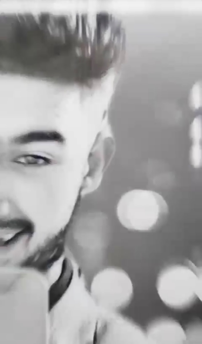 عکس پروفایل من بیشتر از یک تصویر ساده است. هر عکس پروفایل داستانی پشت خودش دارد که نشان‌دهنده احساسات و شخصیت من است. وقتی عکس پروفایلم را تغییر می‌دهم، یعنی می‌خواهم بخشی از خودم را به دنیا نشان بدهم. عکس پروفایل مثل یک دروازه است که دیگران از طریق آن با من آشنا می‌شوند. برای من، عکس پروفایل فقط یک عکس نیست، بلکه نمایانگر روح و حال و هوای من است. هر بار که عکس پروفایلم را عوض می‌کنم، یک شروع تازه برای ارتباط با دیگران است. عکس پروفایل من نشان می‌دهد که من کی هستم و چه حس و حالی دارم. عکس پروفایل من خاص و منحصر به فرد است و می‌خواهم همیشه به بهترین شکل خودم را نشان بدهم. عکس پروفایل من داستانی دارد که می‌خواهم با جهان به اشتراک بگذارم. عکس پروفایل یعنی بخش کوچکی از هویت من که همیشه با من است.
