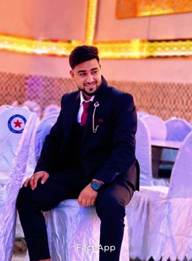 عکس پروفایل من بیشتر از یک تصویر ساده است. هر عکس پروفایل داستانی پشت خودش دارد که نشان‌دهنده احساسات و شخصیت من است. وقتی عکس پروفایلم را تغییر می‌دهم، یعنی می‌خواهم بخشی از خودم را به دنیا نشان بدهم. عکس پروفایل مثل یک دروازه است که دیگران از طریق آن با من آشنا می‌شوند. برای من، عکس پروفایل فقط یک عکس نیست، بلکه نمایانگر روح و حال و هوای من است. هر بار که عکس پروفایلم را عوض می‌کنم، یک شروع تازه برای ارتباط با دیگران است. عکس پروفایل من نشان می‌دهد که من کی هستم و چه حس و حالی دارم. عکس پروفایل من خاص و منحصر به فرد است و می‌خواهم همیشه به بهترین شکل خودم را نشان بدهم. عکس پروفایل من داستانی دارد که می‌خواهم با جهان به اشتراک بگذارم. عکس پروفایل یعنی بخش کوچکی از هویت من که همیشه با من است.
