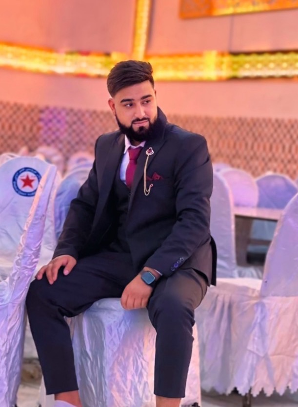 عکس پروفایل من بیشتر از یک تصویر ساده است. هر عکس پروفایل داستانی پشت خودش دارد که نشان‌دهنده احساسات و شخصیت من است. وقتی عکس پروفایلم را تغییر می‌دهم، یعنی می‌خواهم بخشی از خودم را به دنیا نشان بدهم. عکس پروفایل مثل یک دروازه است که دیگران از طریق آن با من آشنا می‌شوند. برای من، عکس پروفایل فقط یک عکس نیست، بلکه نمایانگر روح و حال و هوای من است. هر بار که عکس پروفایلم را عوض می‌کنم، یک شروع تازه برای ارتباط با دیگران است. عکس پروفایل من نشان می‌دهد که من کی هستم و چه حس و حالی دارم. عکس پروفایل من خاص و منحصر به فرد است و می‌خواهم همیشه به بهترین شکل خودم را نشان بدهم. عکس پروفایل من داستانی دارد که می‌خواهم با جهان به اشتراک بگذارم. عکس پروفایل یعنی بخش کوچکی از هویت من که همیشه با من است.
