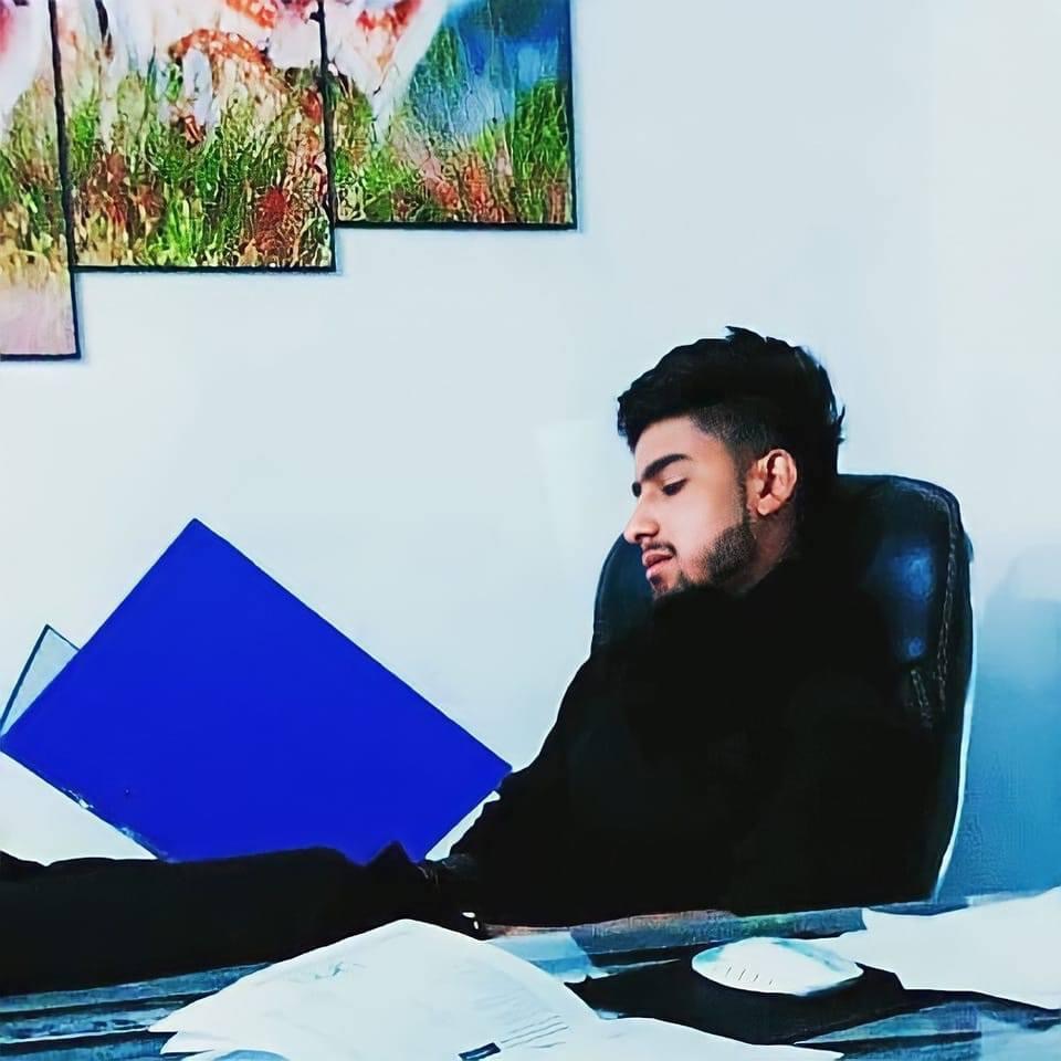 عکس پروفایل من بیشتر از یک تصویر ساده است. هر عکس پروفایل داستانی پشت خودش دارد که نشان‌دهنده احساسات و شخصیت من است. وقتی عکس پروفایلم را تغییر می‌دهم، یعنی می‌خواهم بخشی از خودم را به دنیا نشان بدهم. عکس پروفایل مثل یک دروازه است که دیگران از طریق آن با من آشنا می‌شوند. برای من، عکس پروفایل فقط یک عکس نیست، بلکه نمایانگر روح و حال و هوای من است. هر بار که عکس پروفایلم را عوض می‌کنم، یک شروع تازه برای ارتباط با دیگران است. عکس پروفایل من نشان می‌دهد که من کی هستم و چه حس و حالی دارم. عکس پروفایل من خاص و منحصر به فرد است و می‌خواهم همیشه به بهترین شکل خودم را نشان بدهم. عکس پروفایل من داستانی دارد که می‌خواهم با جهان به اشتراک بگذارم. عکس پروفایل یعنی بخش کوچکی از هویت من که همیشه با من است.
