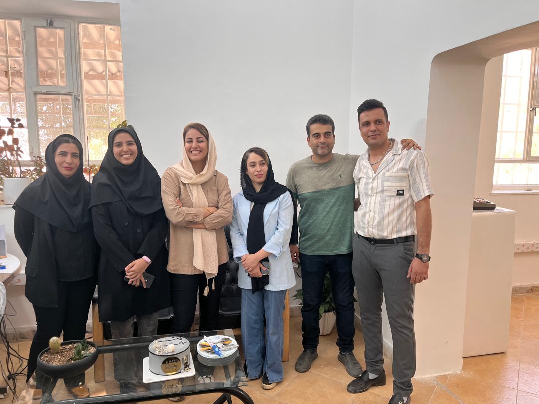 تولد مردادیای شرکت.منم دومین سنجد شرکتم که عین خانم احمدیان خنده هام دندون نماست.