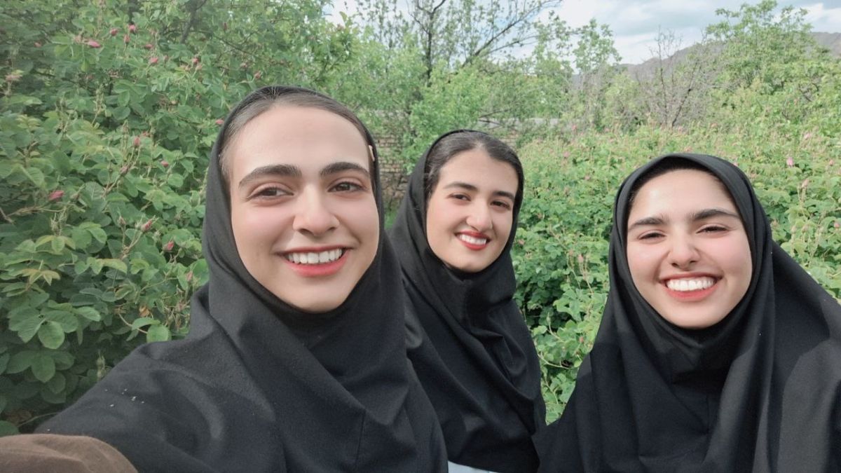 پشت سرمون گلای محمدی ان که من چون دیدم بقیه خیلی از کلا رو کندن دیگه من نکندم.اینجا داشتم از شدت آفتاب کور میشدم!