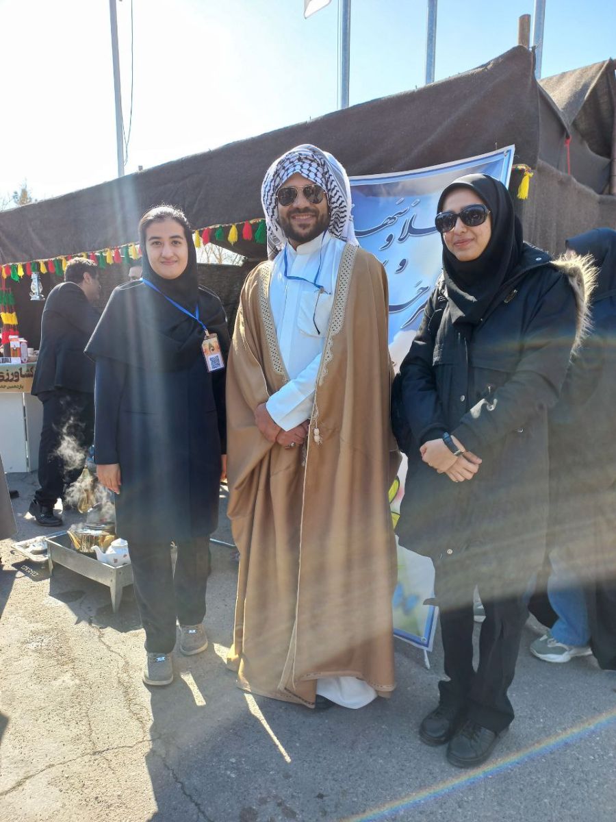 من خیلی از ایشون خوشم اومده بود.فقط کارش این بود که باهاش عکس بگیرن ولی باحال بود!