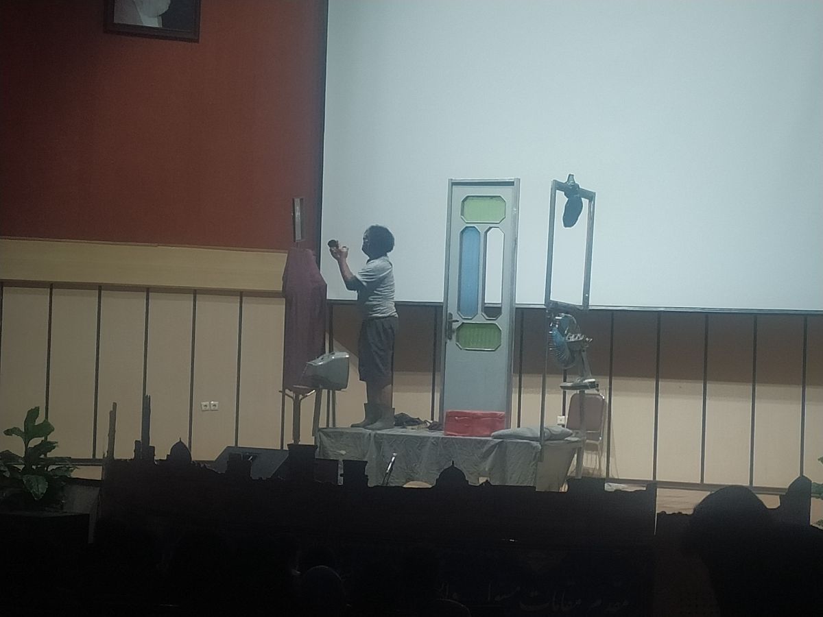 یکی از تئاتر هاشون که اسمشو یادم نمیاد.