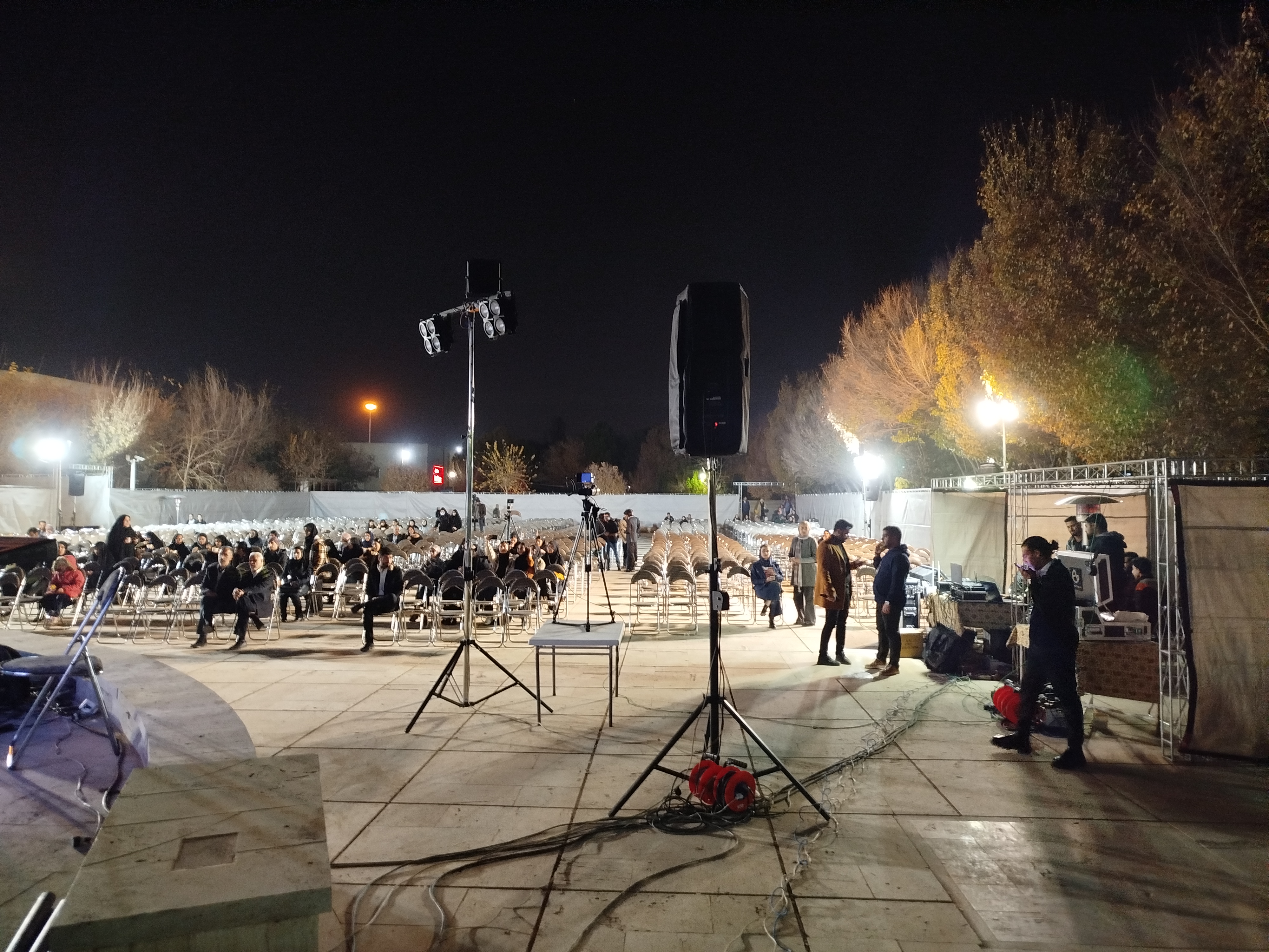 تو راهِ رفتن به خونه بودم که دیدم عه !پالتوی فوترِ قهوه ای روشن میتونه متعلق به کی باشه؟معلومه که تنها مجریِ یزدیِ موردعلاقه‌ی من که سار نیست!