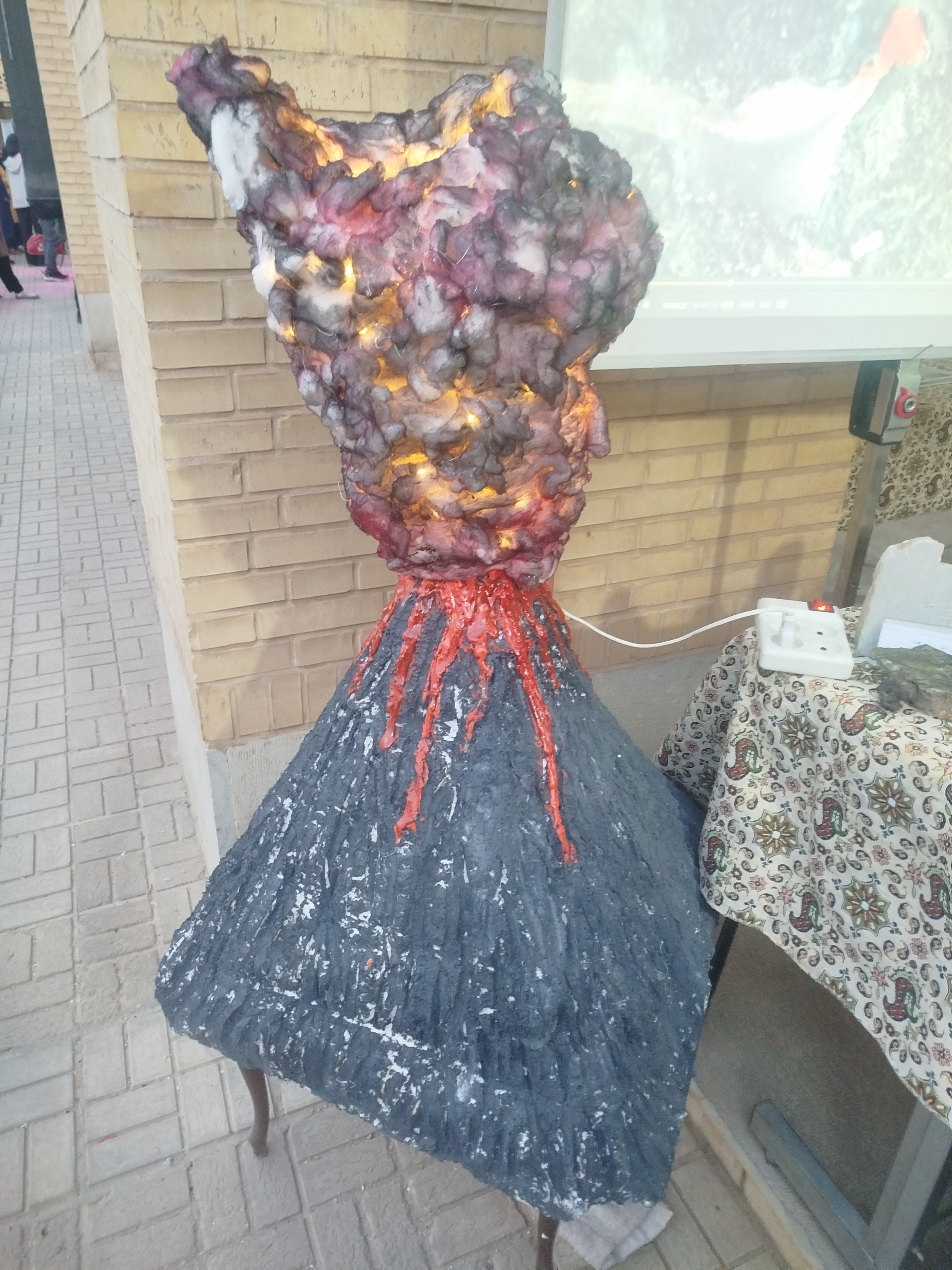 این رو که دیدم یادِ انیمیشن ونزدی۲ افتادم. دقیقا تو نمایشگاهشون یه همچین چیزی درست کرده بودن و بنظر ونزدی اینا زیادی ساده و ابتدایی بودن.