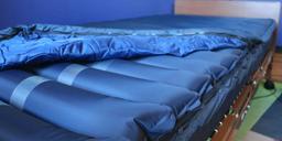 برای درمان زخم بستر تشک مواج سلولی بهتر است یا تخم‌مرغی؟