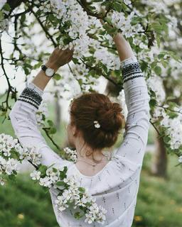 گوشی برای نوشتن، طراوت برای خاکی چشم‌ها و گوجه‌ای برای موها