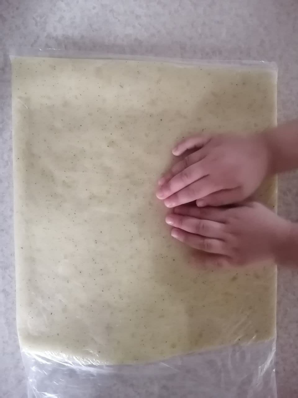 اونقدر بزرگ شده که بخواد توکارهای خونه مشارکت کنه... و اونقدر کوچولو هست که همهی آشپزخونه رو به فنا بده! اما لذت آشپزی مادر دختری میارزه (اگه داداشش بذاره و آتیش نسوزونه)