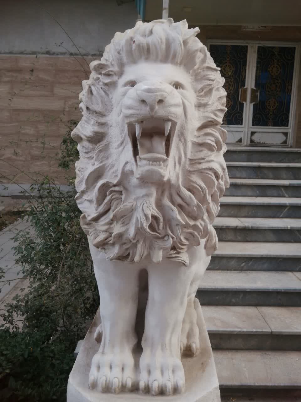 به شکل بسیار نمادینی یک جفت شیر غران را جلوی در آپارتمانمان گذاشته یک دوست خیلی شوخ طبع !