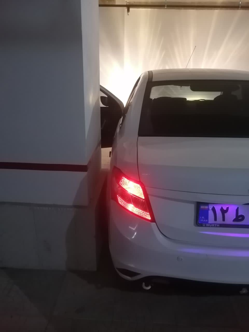 اولین بار تنها سوار ماشین شدم و خواستم یک ماشین کج را از پارکینگ در بیاورم.  خب مشخصه چقدر موفق عمل کردم. ( اگر در این مرحله دست از ادامه کار می‌کشیدم شاید میشد یک جور ماشین را از این وضع خلاص کرد اما... به اشتباهم ادامه دادم!)