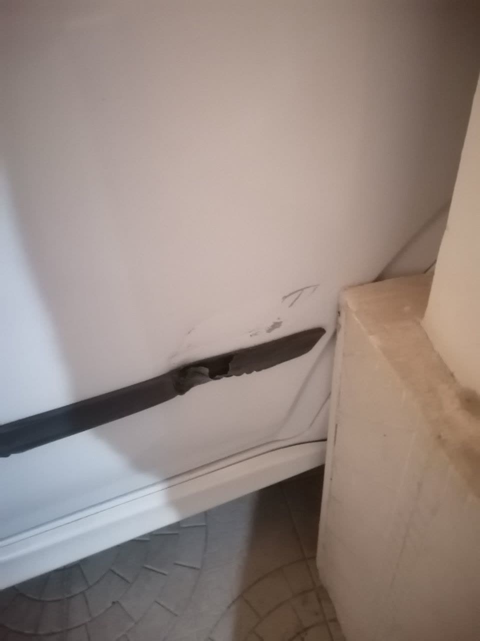 بعد از این اوضاع؛ بالاخره ناجیانم (4 مرد ) ماشین را بلند کردند تا جا به جا شود. دیگر نمیشد با هیچ فرمانی از ستون رهایش کرد! تا مهمترین سوال بزرگواران این بود که : چطور ماشین رو به اونجا کشوندی ؟