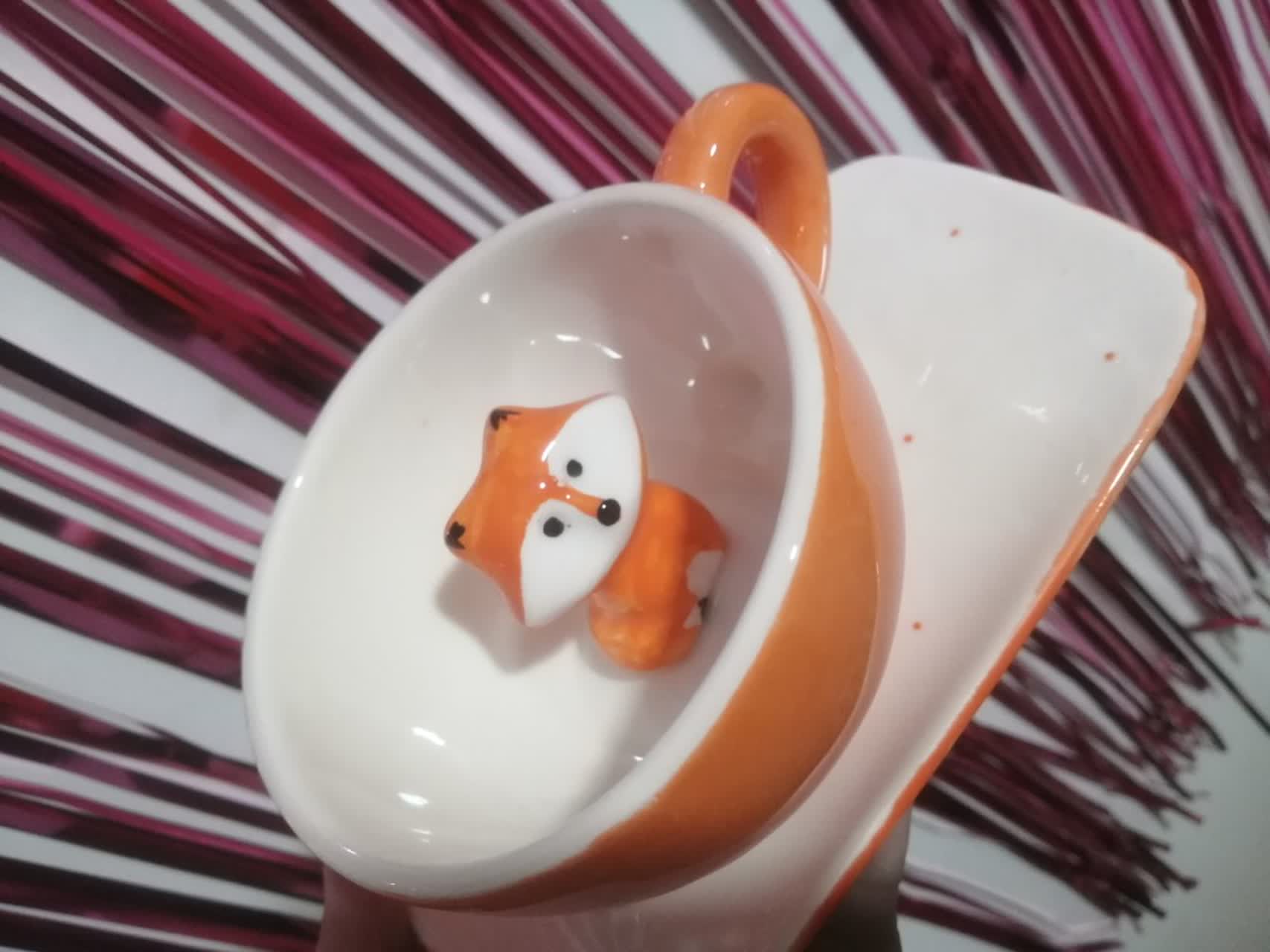 هدیه تولد. دل آدمم نمیاد توش چیزی بخوره. یه جورایی وقتی نوشیدنی بریزی توش مثل اینه که روباهه رو داری غرق میکنی ..وقتی هم بخوری مثل اینه که یه جسد توی فنجونته...  ایده های فنجون سازی به سمت تباهی گام برداشته یا منم که تباهم؟