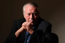 قهرمانِ وارن بافت؛ میلیاردری که پیش از مرگ همه ثروتش را بخشید