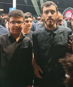 عکس یادگاری با حاج مهدی رسولی عزیزم مداح ترک زبان زنجانی و خوش صدا و عزیز در مسجد دانشگاه تهران بماند به یادگار