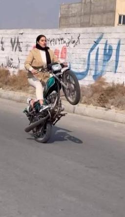 عروس غلام داشت با موتور توی خیایون تک‌چرخ می‌زد!