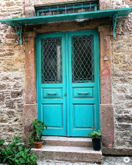 عکس تزئینی است و ربطی به در و پنجره‌ی خانه‌ی ما ندارد. ولی ما هم از رنگی شبیه به همین رنگ استفاده کردیم.