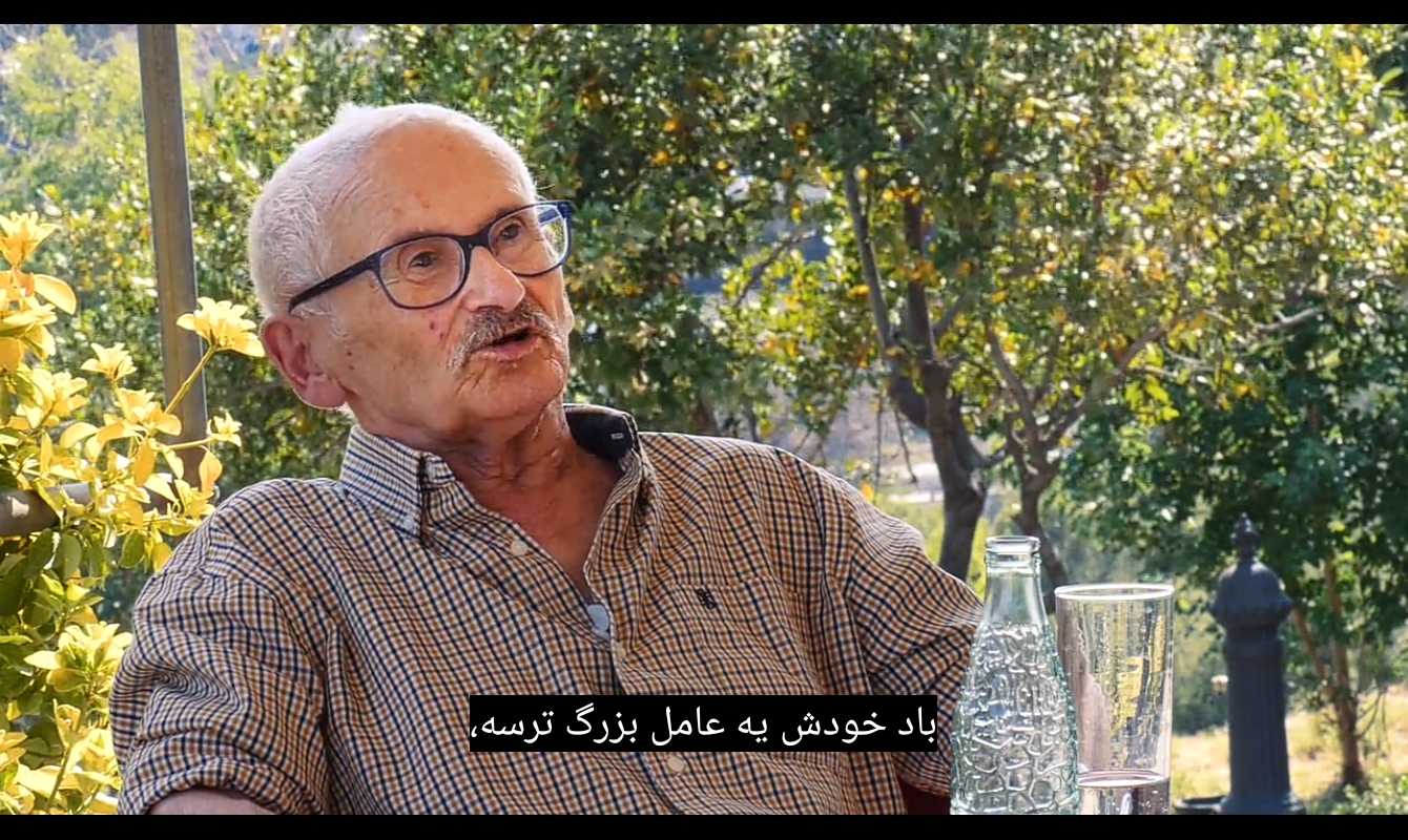 پیرمردی که پُشتِ سرِ هم تلنگش در می‌رفت!