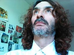 مفهوم همنوایی خودکار در اندیشه رولو می: از فقدان شجاعت تا بحران هویت در دوران مدرن