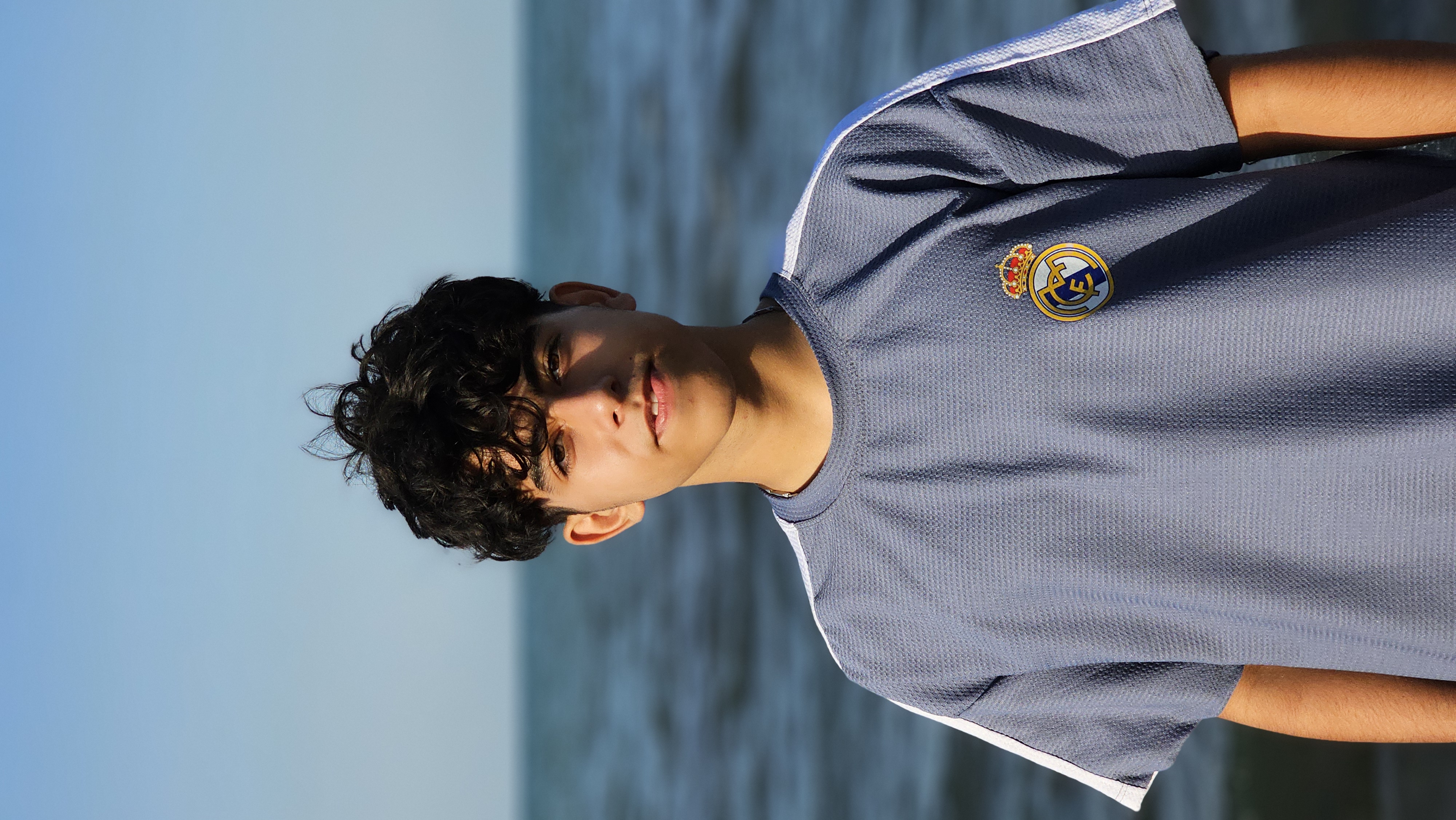 والیبال یک ورزش گروهی است که در آن بازیکنان در دو تیم شش نفره، در دو سوی توری قرار می‌گیرند و تلاش می‌کنند تا بر پایهٔ قوانین بازی، توپ را از روی تور در زمین تیم مقابل فرود آورند. طول زمین والیبال ۱۸ متر و عرض آن ۹ متر است. هر تیمی که بتواند ۳ ست از بازی را ببرد