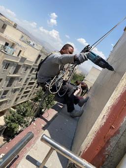 خدمات پیچ و رولپلاک سنگ نما با طناب راپل